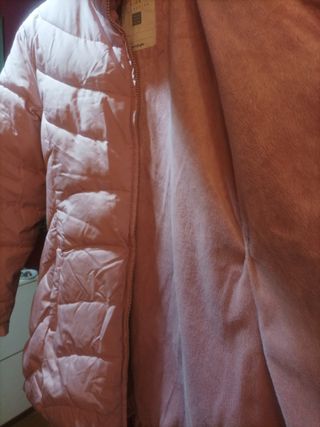 Plumífero rosa palo acolchado.Forro en piel suave.