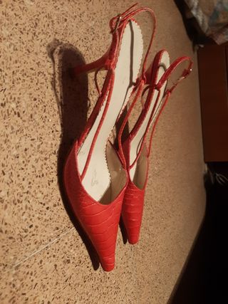 Zapatos de tacón rojos