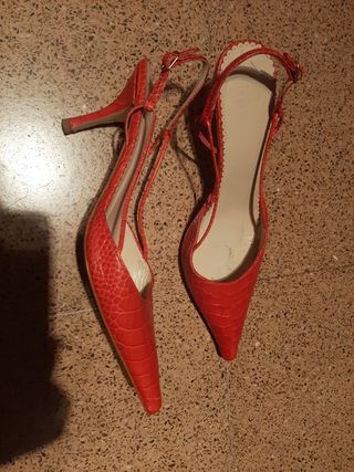 Zapatos de tacón rojos