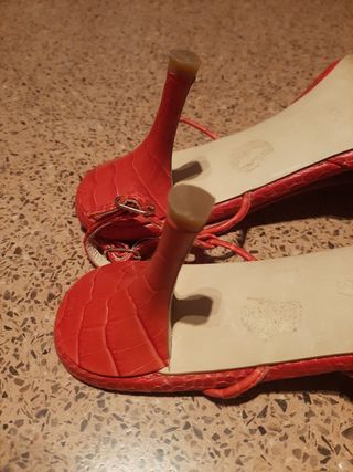 Zapatos de tacón rojos