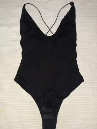 Body nero con spalline incrociate