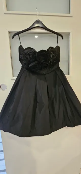 Vestido negro de fiesta con flores