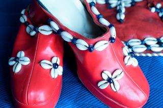 Zoccoli e borsa spiaggia rossi