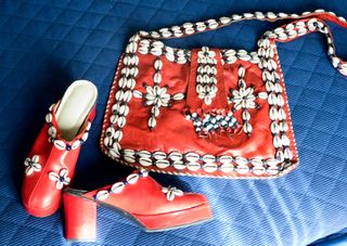 Zoccoli e borsa spiaggia rossi