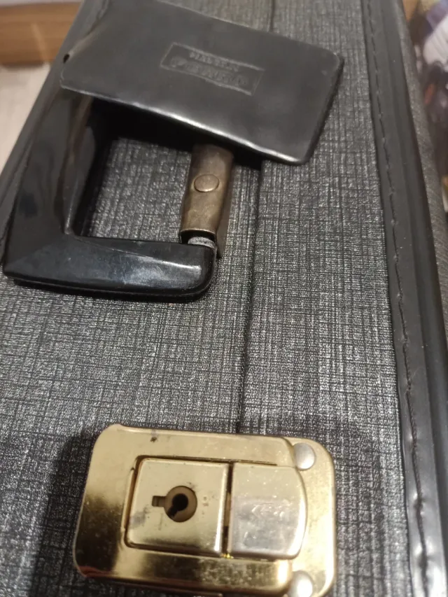 Maletín Negro y Dorado