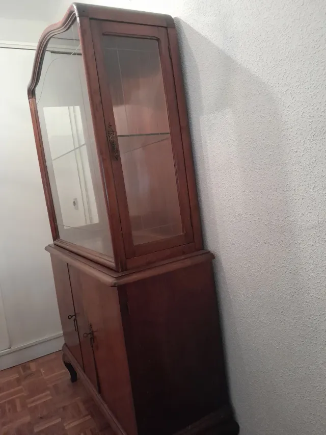 Vitrina aparador de madera y cristal
