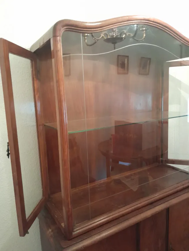 Vitrina aparador de madera y cristal