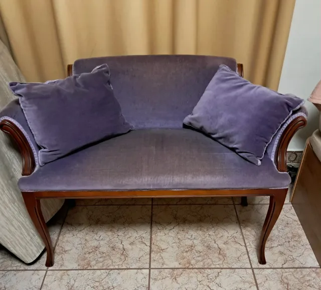 Sofá descalzadora terciopelo.