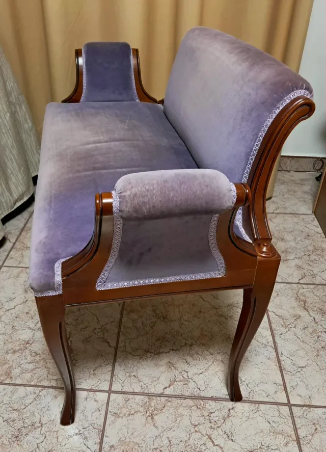 Sofá descalzadora terciopelo.