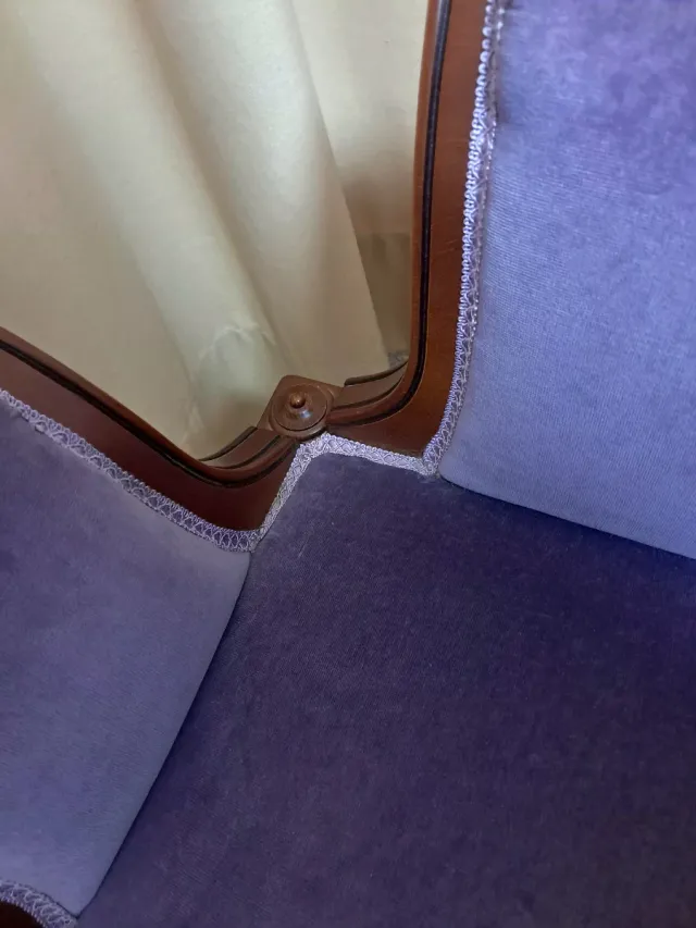 Sofá descalzadora terciopelo.