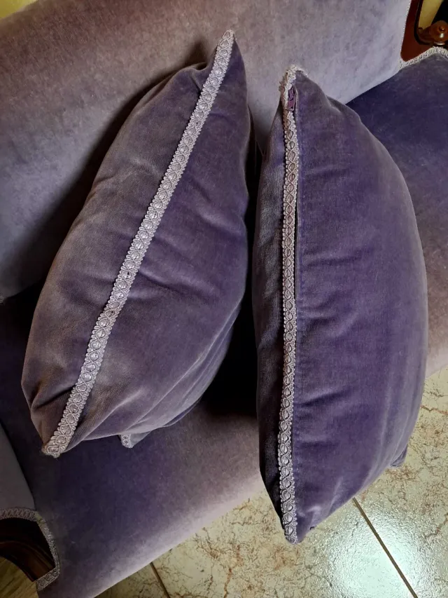 Sofá descalzadora terciopelo.