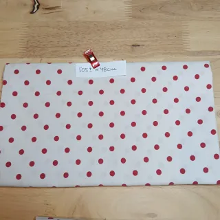 Retales de tela con lunares rojos.