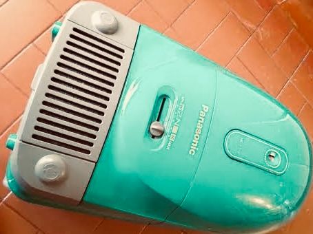 Aspirador Panasonic verde con sus componentes