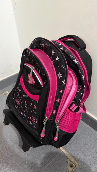 Mochila escolar negra y rosa.
