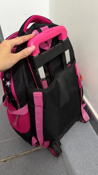 Mochila escolar negra y rosa.