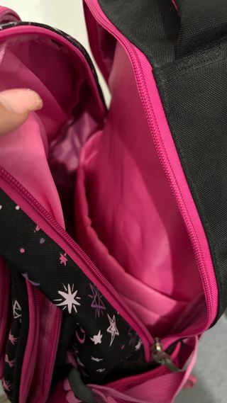 Mochila escolar negra y rosa.