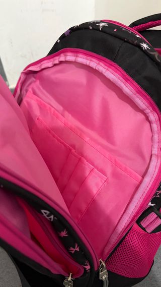 Mochila escolar negra y rosa.