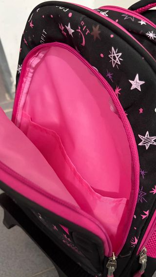 Mochila escolar negra y rosa.