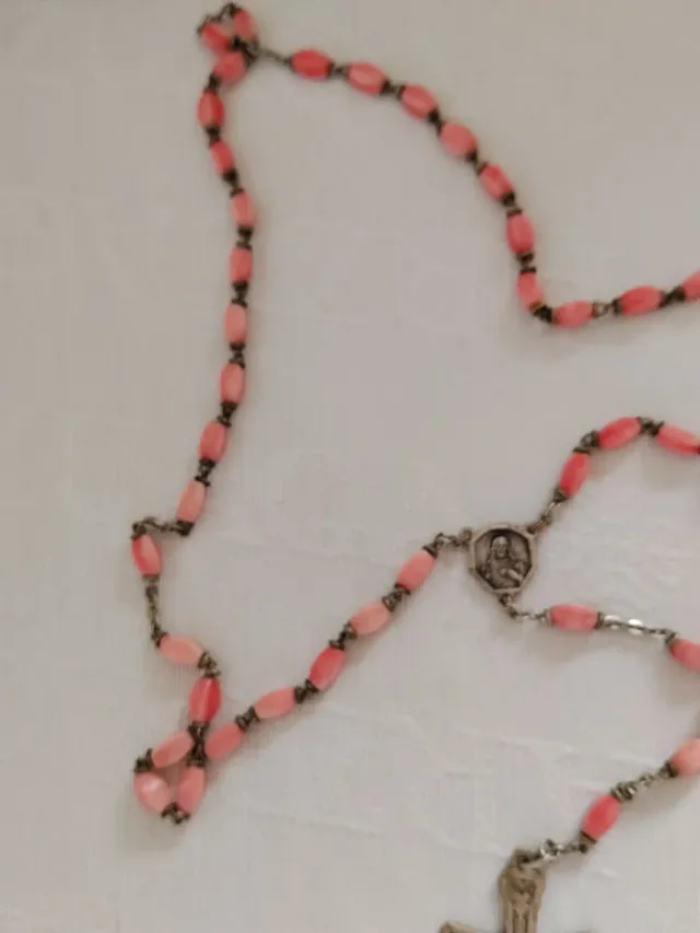 Rosario de piedra de coral.