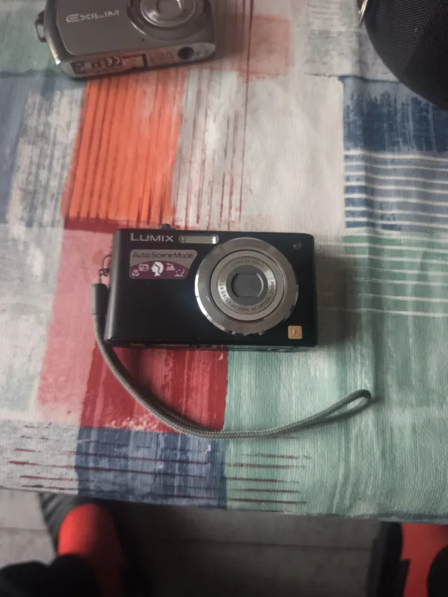 Fotocamera nera Panasonic Lumix DMC-FS4