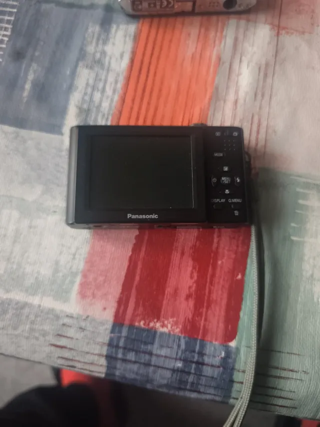 Fotocamera nera Panasonic Lumix DMC-FS4