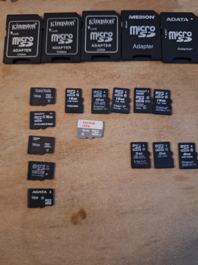 Confezione di schede Micro SD da 16 GB e 8 GB