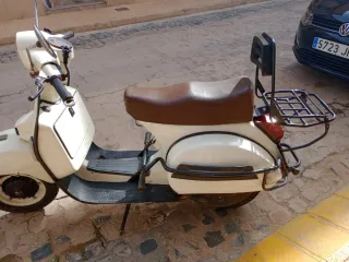 Vespa Iris 200 con defensas,año 1985.