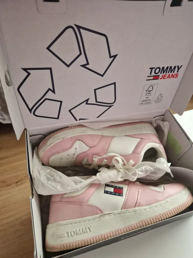 Zapatillas Tommy Jeans rosas y blancas.
