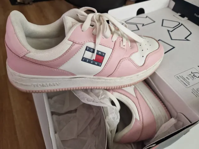 Zapatillas Tommy Jeans rosas y blancas.
