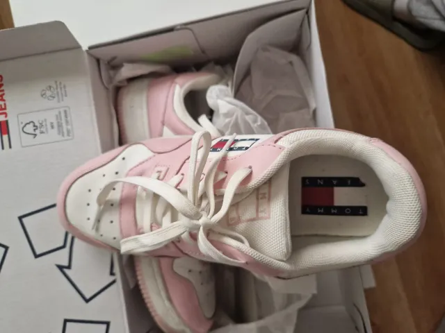 Zapatillas Tommy Jeans rosas y blancas.
