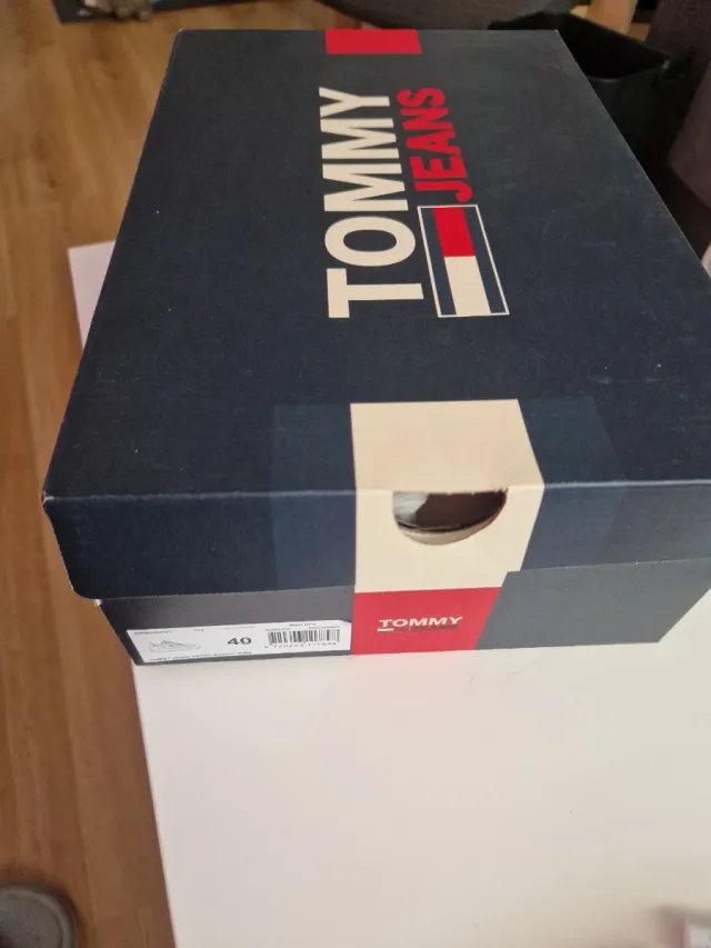 Zapatillas Tommy Jeans rosas y blancas.
