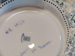 Fuente de porcelana con flores