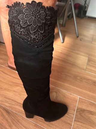 Botas altas negras con encaje