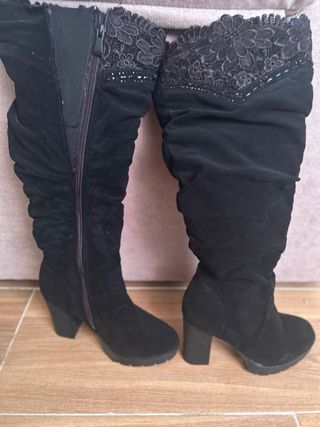Botas altas negras con encaje