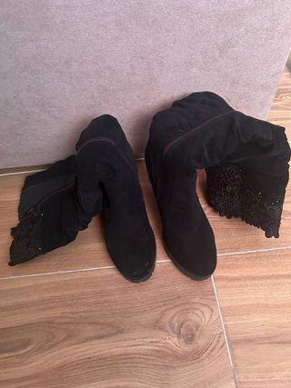 Botas altas negras con encaje