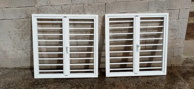 2 Ventanas Aluminio Blancas sin cristales.
