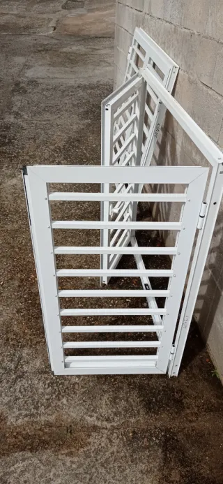 2 Ventanas Aluminio Blancas sin cristales.