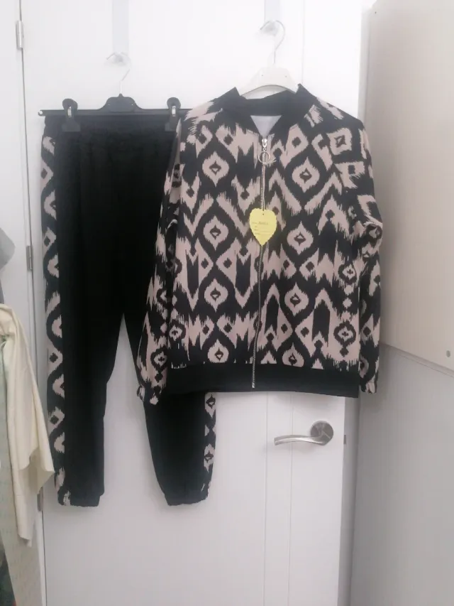 Chándal estampado beige y negro