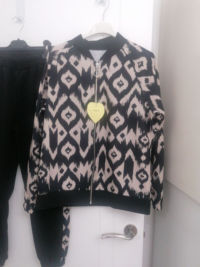 Chándal estampado beige y negro