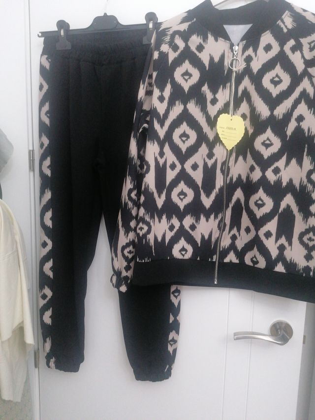 Chándal estampado beige y negro