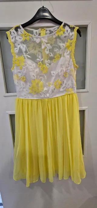Vestido blanco y amarillo con flores