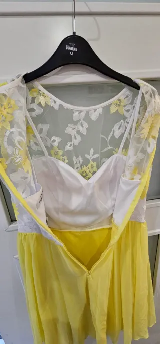 Vestido blanco y amarillo con flores