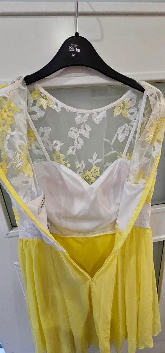 Vestido blanco y amarillo con flores