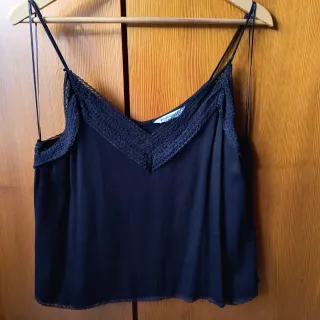 Blusa negra con encaje Stradivarius