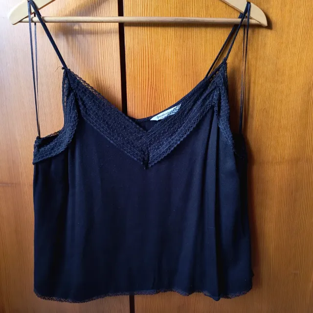Blusa negra con encaje Stradivarius