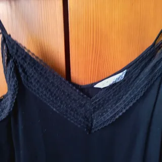 Blusa negra con encaje Stradivarius
