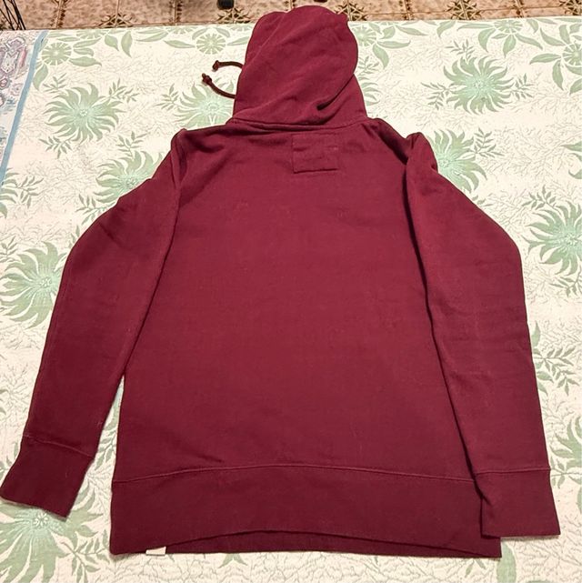Sudadera con capucha y bolsillo