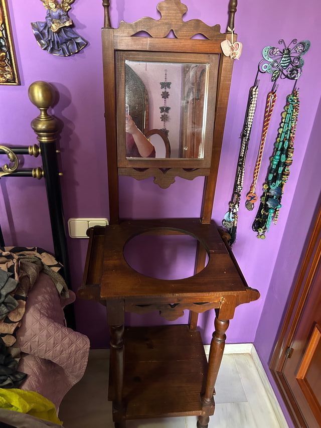 Tocador antiguo con espejo