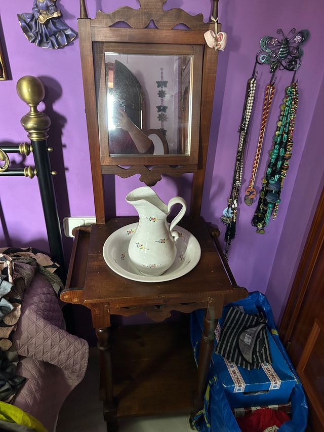 Tocador antiguo con espejo