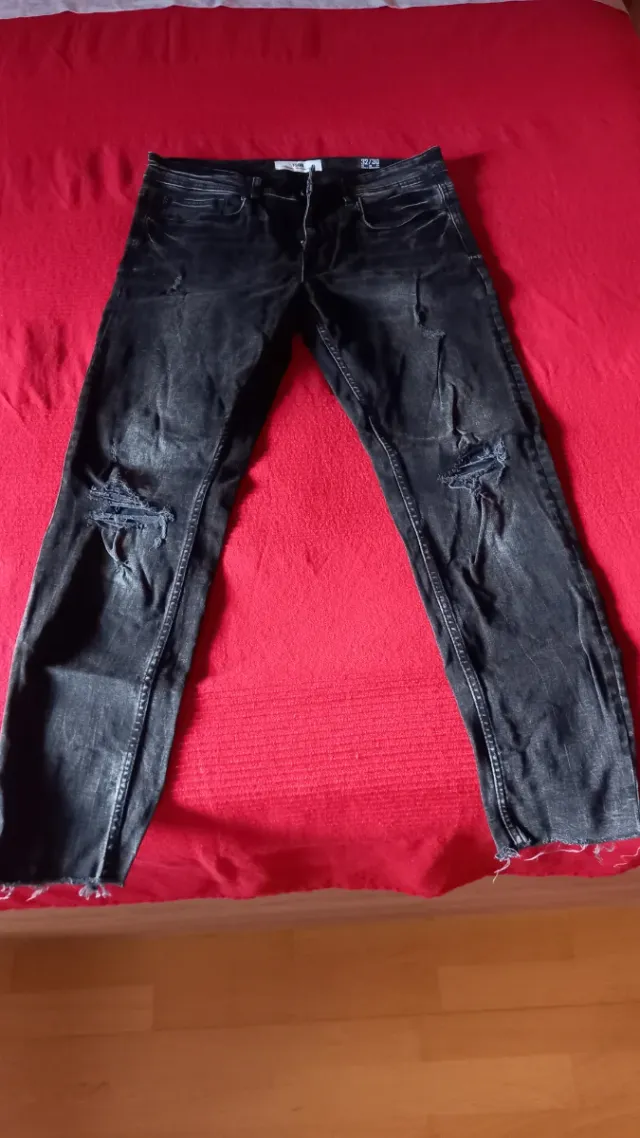 Pantalón vaquero chico negro desgastado